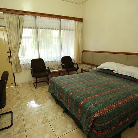 Langensari Hotel Cirebon Bagian luar foto
