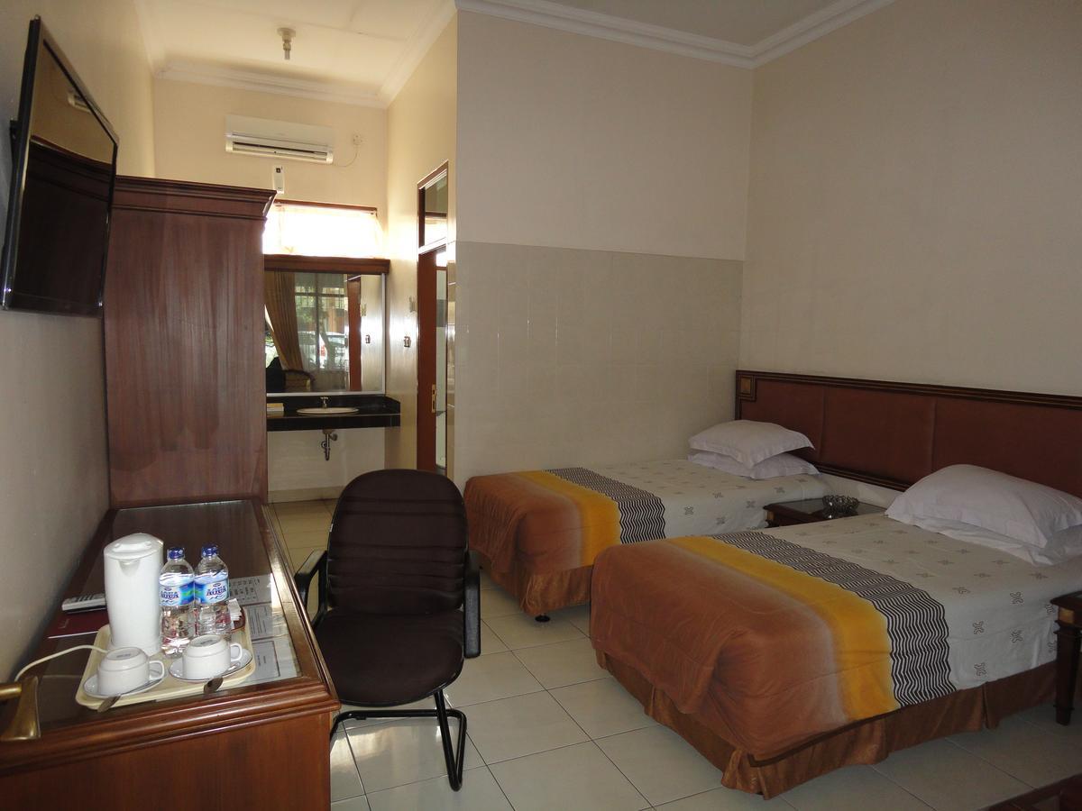 Langensari Hotel Cirebon Bagian luar foto