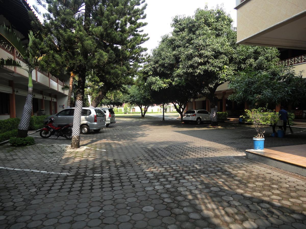 Langensari Hotel Cirebon Bagian luar foto