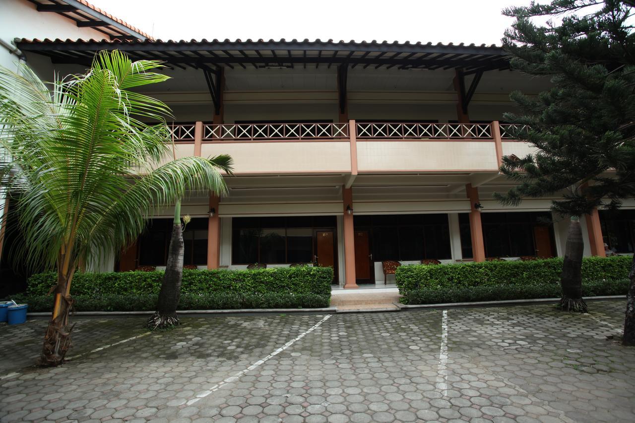 Langensari Hotel Cirebon Bagian luar foto